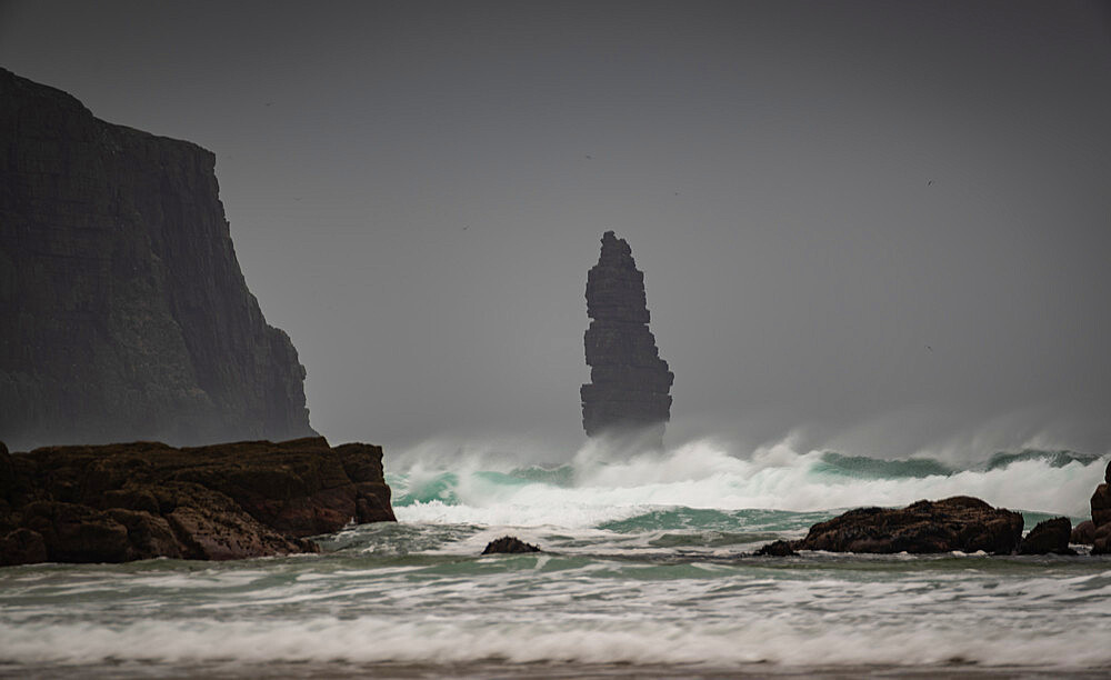 Am Buachaille sea stack at dawn, Sandwood Bay, Sutherland, Scotland, United Kingdom, Europe