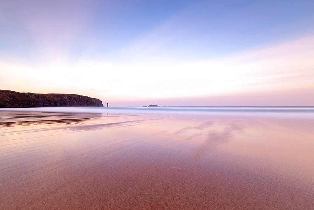 Sandwood Bay at sunrise, with Am Buachaille sea stack in far distance, Sutherland, Scotland, United Kingdom, Europe