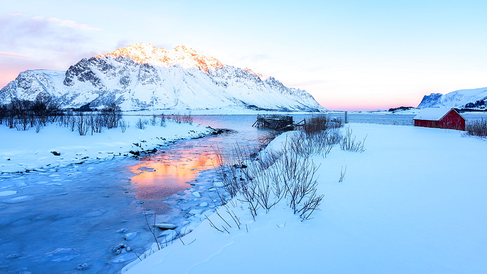 Winter's day in Lofoten, Lofoten Islands, Nordland, Arctic, Norway, Europe