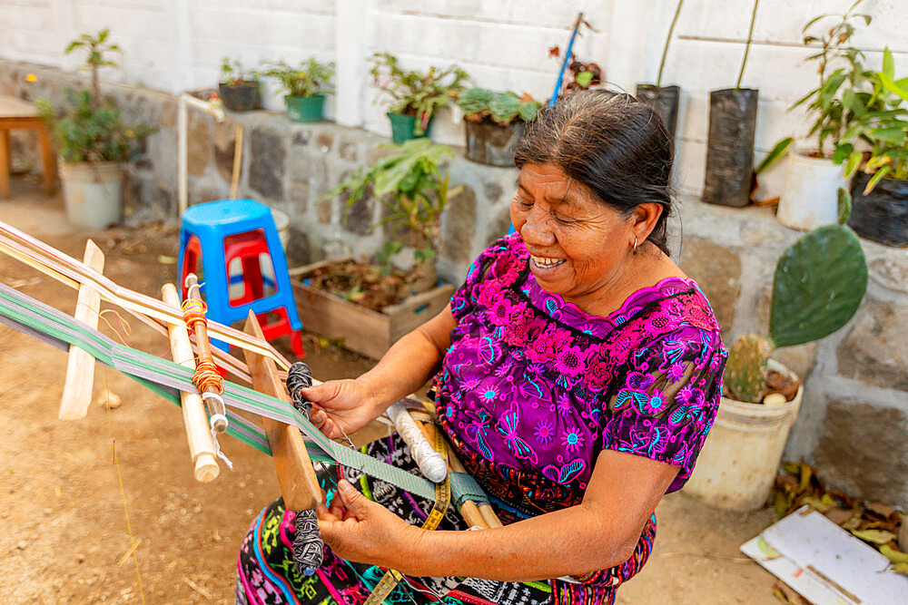 Tinta Maya Artisans weaving, Guatemala, Central America