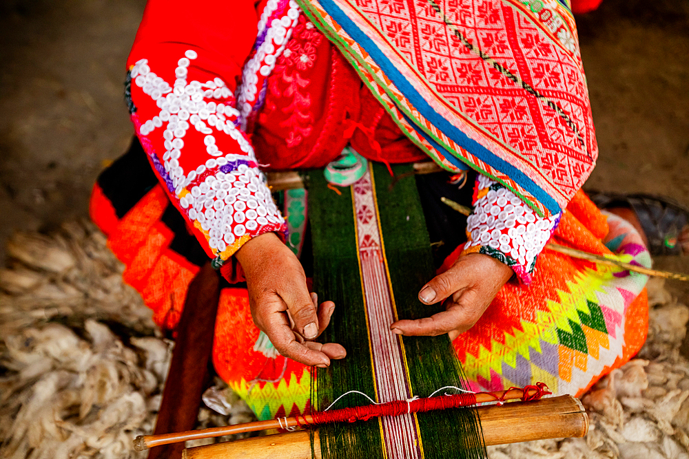 Quechua woman weaving demonstration, Ollantaytambo, Peru, South America