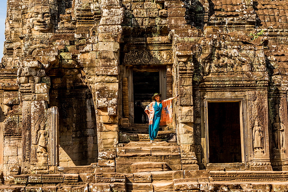 American woman tourist at Angkor Wat temples, Angkor, UNESCO World Heritage Site, Siem Reap, Cambodia, Indochina, Southeast Asia, Asia