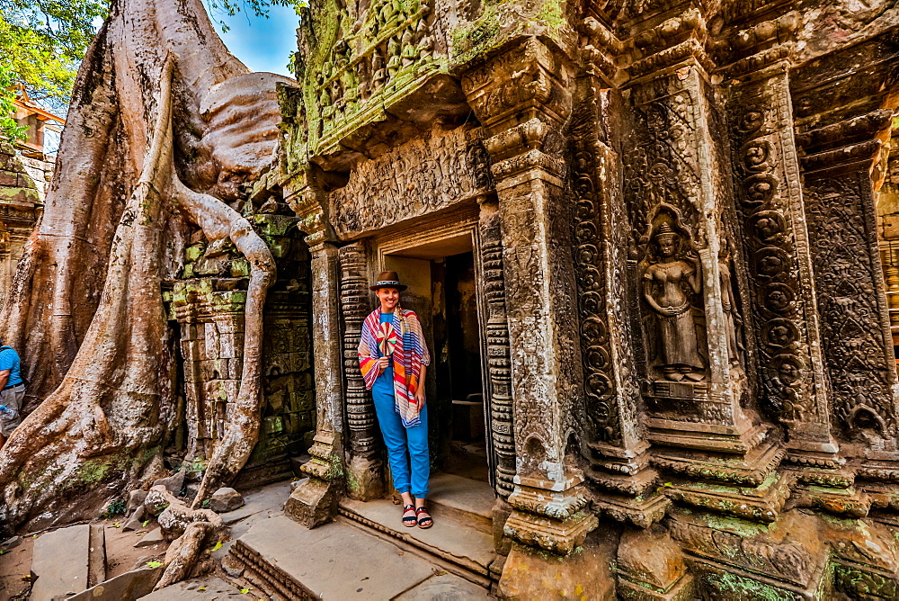 Woman tourist at Angkor Wat, Angkor, UNESCO World Heritage Site, Siem Reap, Cambodia, Indochina, Southeast Asia, Asia