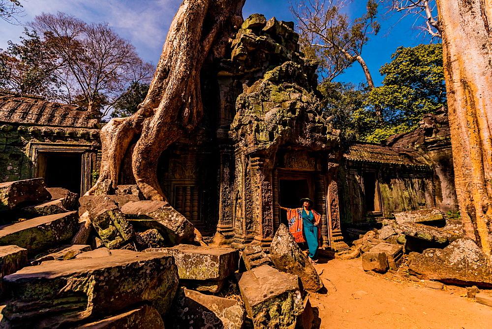 American woman tourist at Angkor Wat temples, Angkor, UNESCO World Heritage Site, Siem Reap, Cambodia, Indochina, Southeast Asia, Asia