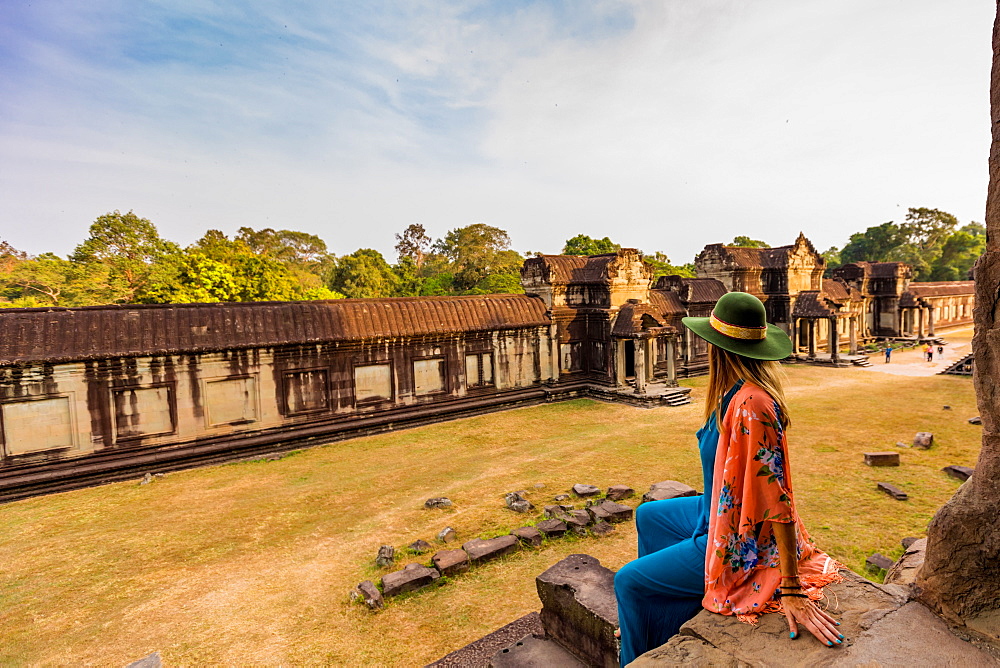 American woman tourist at Angkor Wat temples, Angkor, UNESCO World Heritage Site, Siem Reap, Cambodia, Indochina, Southeast Asia, Asia