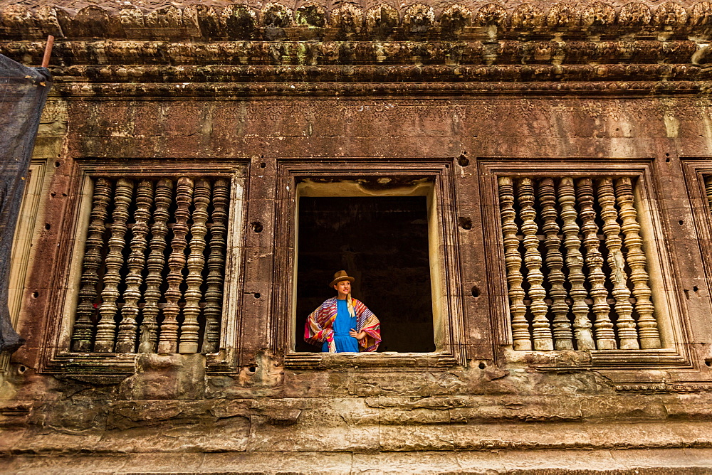 Woman tourist at Angkor Wat, Angkor, UNESCO World Heritage Site, Siem Reap, Cambodia, Indochina, Southeast Asia, Asia