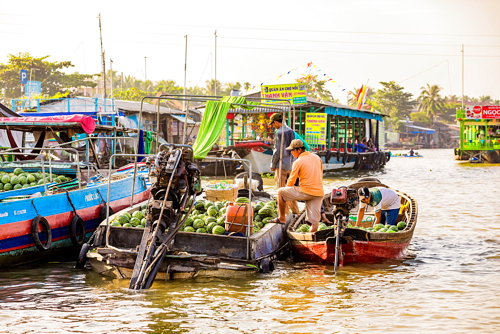 The floating market outside Can Tho, Vietnam, Indochina, Southeast Asia, Asia