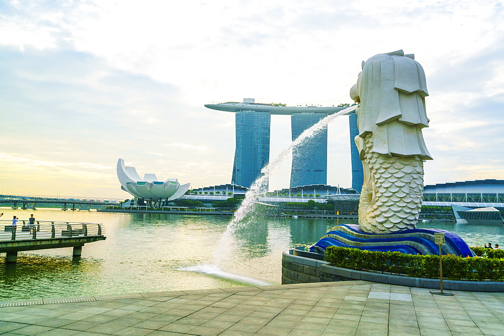 Merlion statue, the national symbol of Singapore and its most famous landmark, Merlion Park, Marina Bay, Singapore, Southeast Asia, Asia