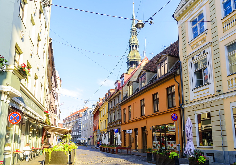 Grecinieku Street with St. Peter's Church in background, Old Town, UNESCO World Heritage Site, Riga, Latvia, Europe