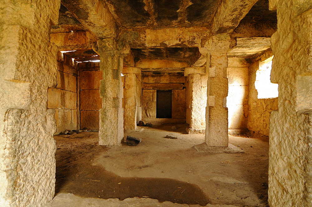 Interior of the Sri Virupaksha temple in Hampi, UNESCO World Heritage Site, Karnataka, India, Asia