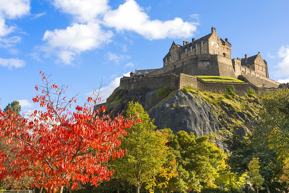 Autumn foliage and Edinburgh Castle, West Princes Street Gardens, Edinburgh, Scotland, United Kingdom, Europe