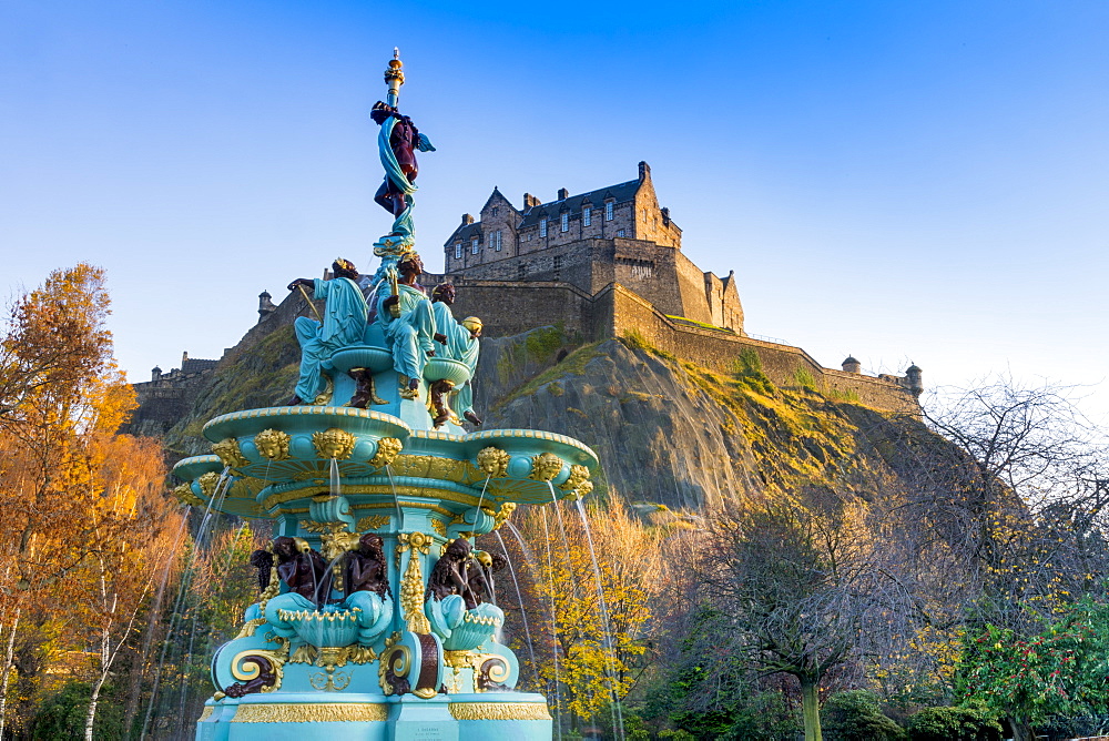 Edinburgh Castle and Ross Fountain, West Princes Street Gardens, Edinburgh, Scotland, United Kingdom, Europe