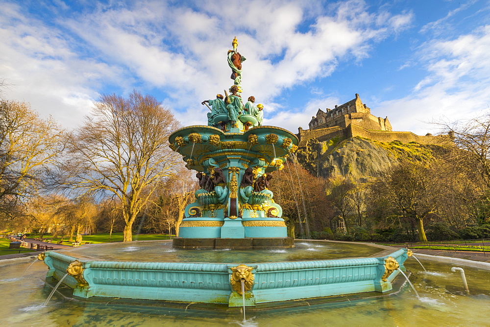 Ross Fountain and Edinburgh Castle, West Princes Street Gardens, Edinburgh, Lothian, Scotland, United Kingdom, Europe