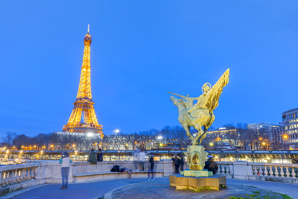 Eiffel Tower, Pont de Bir-Hakeim, the statue La France renaissante, Paris, France, Europe