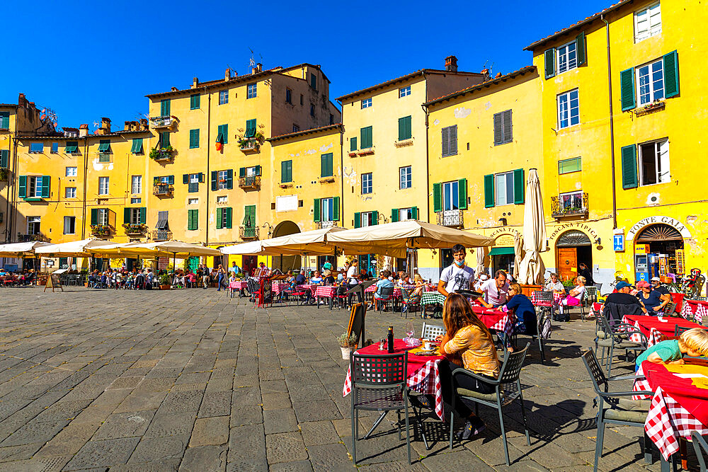 Eating and drinking outdoors, Piazza dell'Anfiteatro, Lucca, Tuscany, Italy, Europe