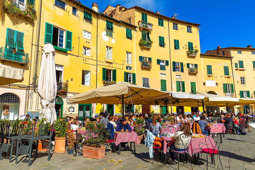 Eating and drinking outdoors, Piazza dell'Anfiteatro, Lucca, Tuscany, Italy, Europe