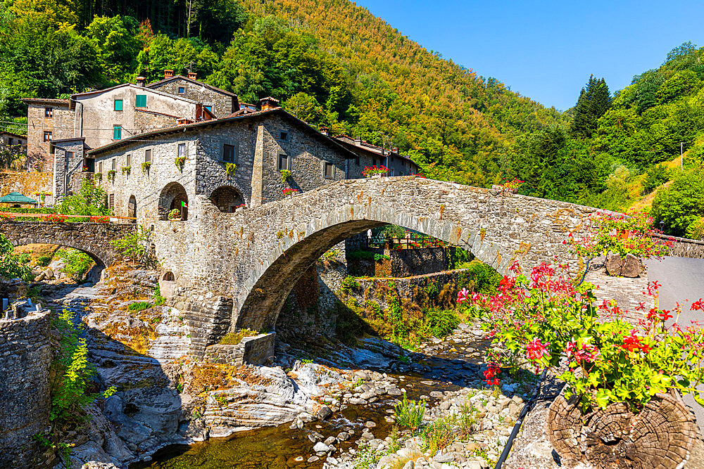 Fabbriche di Vallico, Ponte Colandi, 14th century pedestrian bridge, Turrite Cava stream, Garfagnana, Tuscany, Italy, Europe