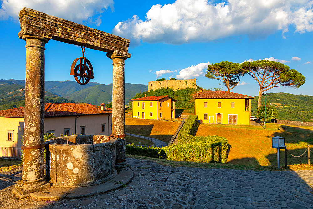 Old well, Fortezza di Mont'Alfonso, Fortress, Castelnuovo di Garfagnana, Tuscany, Italy, Europe