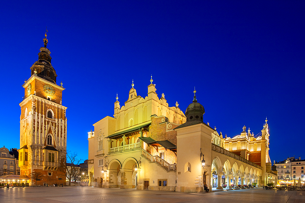 St. Mary's Basilica, Main Market Square, UNESCO World Heritage Site, Krakow, Poland, Europe