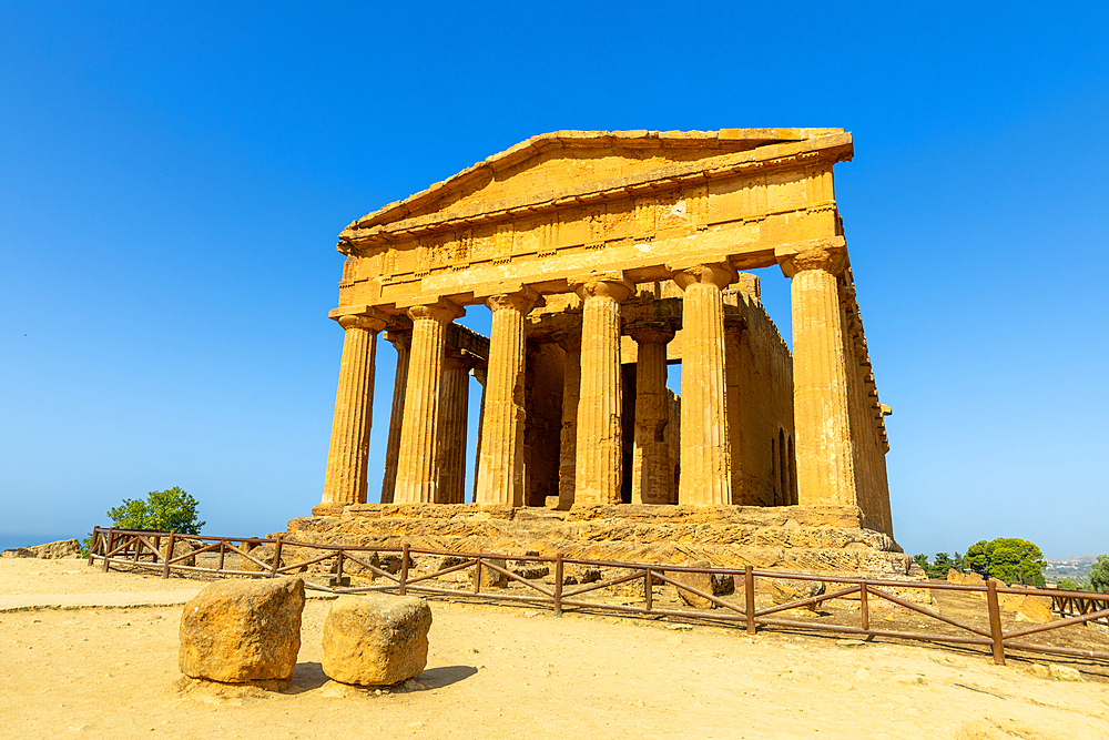 Temple of Concordia, Valle dei Templi (Valley of Temples), UNESCO World Heritage Site, Hellenic architecture, Agrigento, Sicily, Italy, Mediterranean, Europe