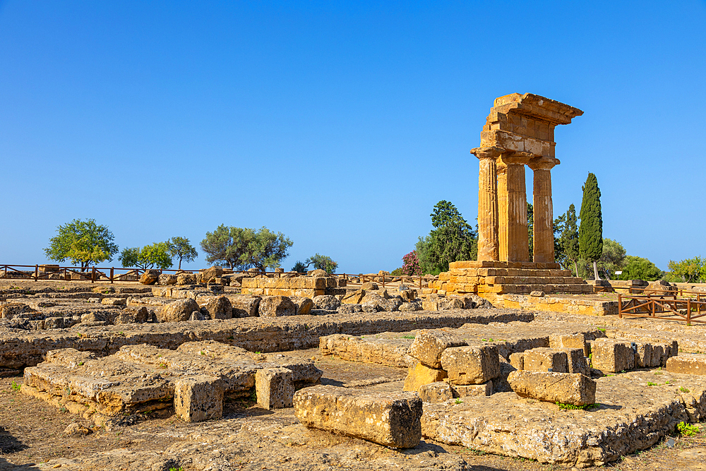 Temple of Castor and Pollux, Valle dei Templi (Valley of Temples), UNESCO World Heritage Site, Hellenic architecture, Agrigento, Sicily, Italy, Mediterranean, Europe