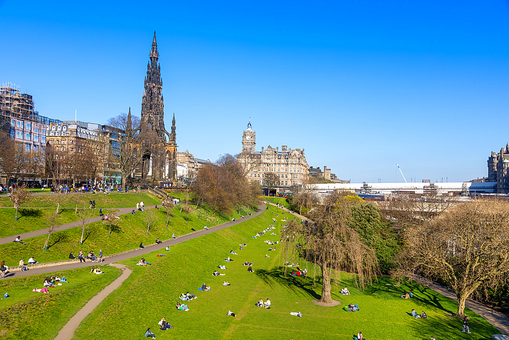 Sir Walter Scott Monument, The Balmoral Hotel, Princes Street Gardens, Edinburgh, Scotland, United Kingdom, Europe