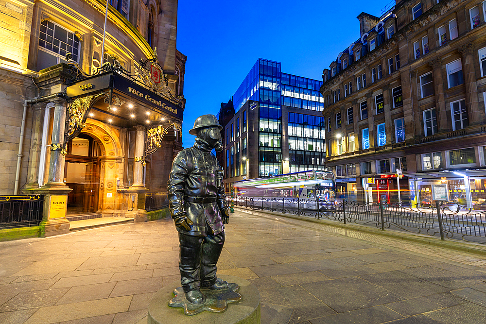 Citizen Firefighter Statue, Entrance to Grand Central Hotel, Glasgow, Scotland, United Kingdom, Europe