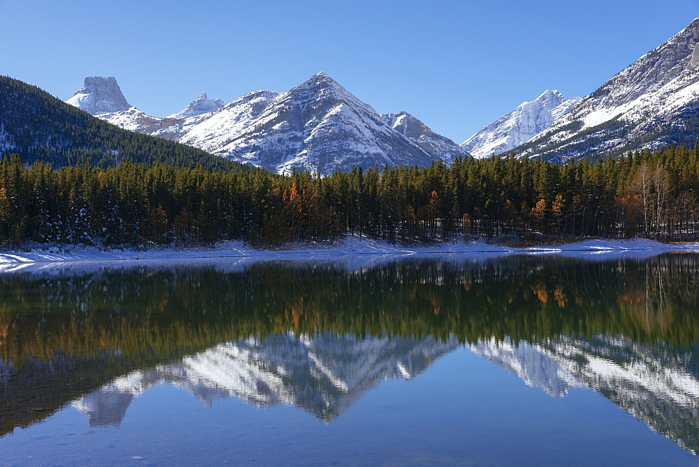 Wedge Pond in autumn, Kananaskis Country, Alberta, Canada, North America