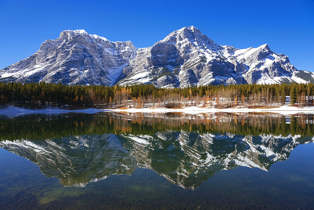 Wedge Pond in autumn, Kananaskis Country, Alberta, Canada, North America