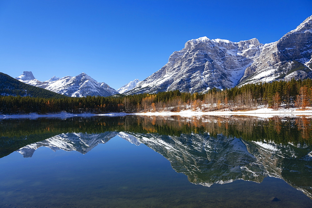 Wedge Pond in autumn, Kananaskis Country, Alberta, Canada, North America