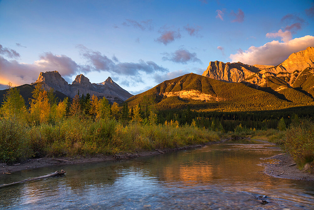 Sunrise in autumn at Three Sisters Peaks near Banff National Park, Canmore, Alberta, Canadian Rockies, Canada, North America