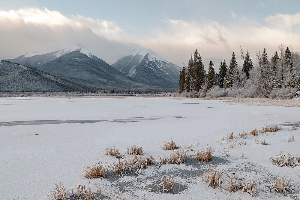 Mountains covered in snow and ice on Vermillion Lakes, Banff National Park, UNESCO World Heritage Site, Alberta, Canadian Rockies, Canada, North America