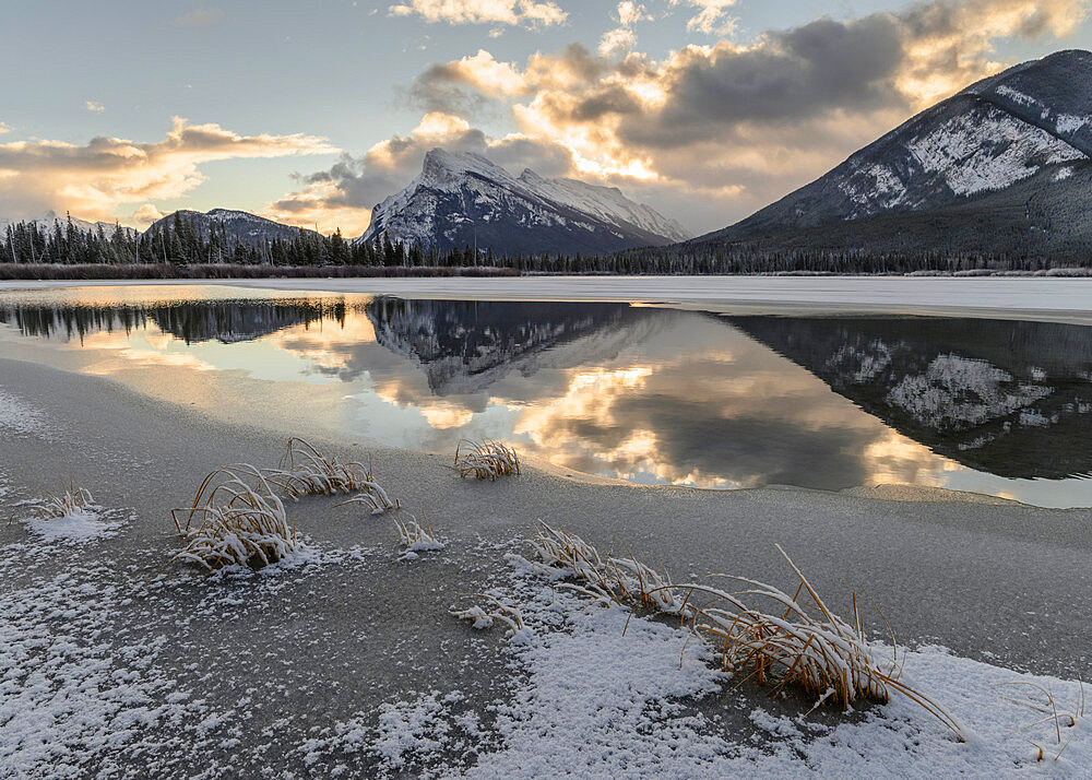 Sunrise at Mount Rundle and Vermillion Lakes with ice and snow, Banff National Park, UNESCO World Heritage Site, Alberta, Canadian Rockies, Canada, North America