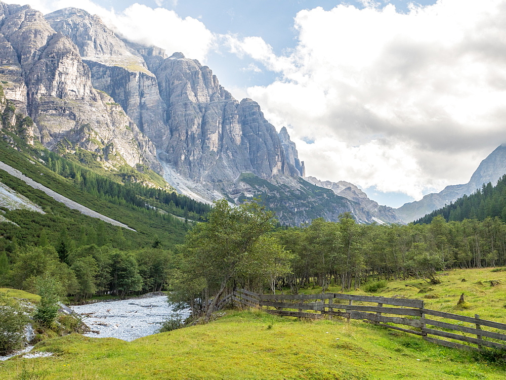 Mountain scene in the Alps of the Pinnis Valley, Stubai, Tyrol, Austria, Europe