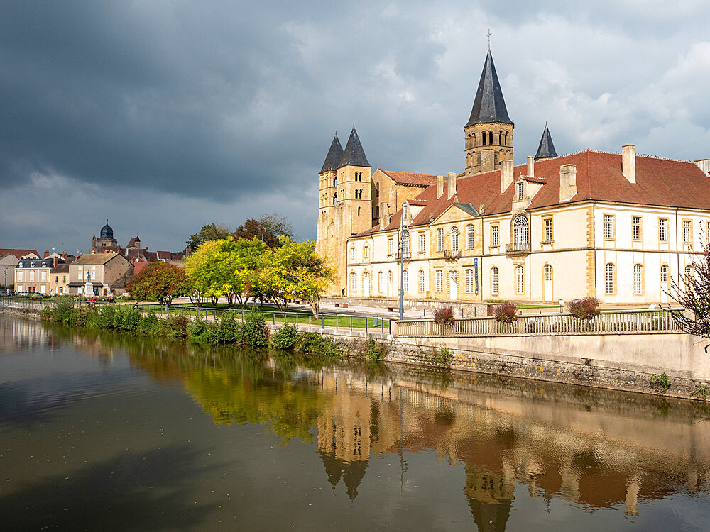 The Romanesque Basilica of the Sacred Heart of Paray-le-Monial and attached former monastery buildings, Paray le Monial, Saone-et-Loire, Burgundy, France, Europe