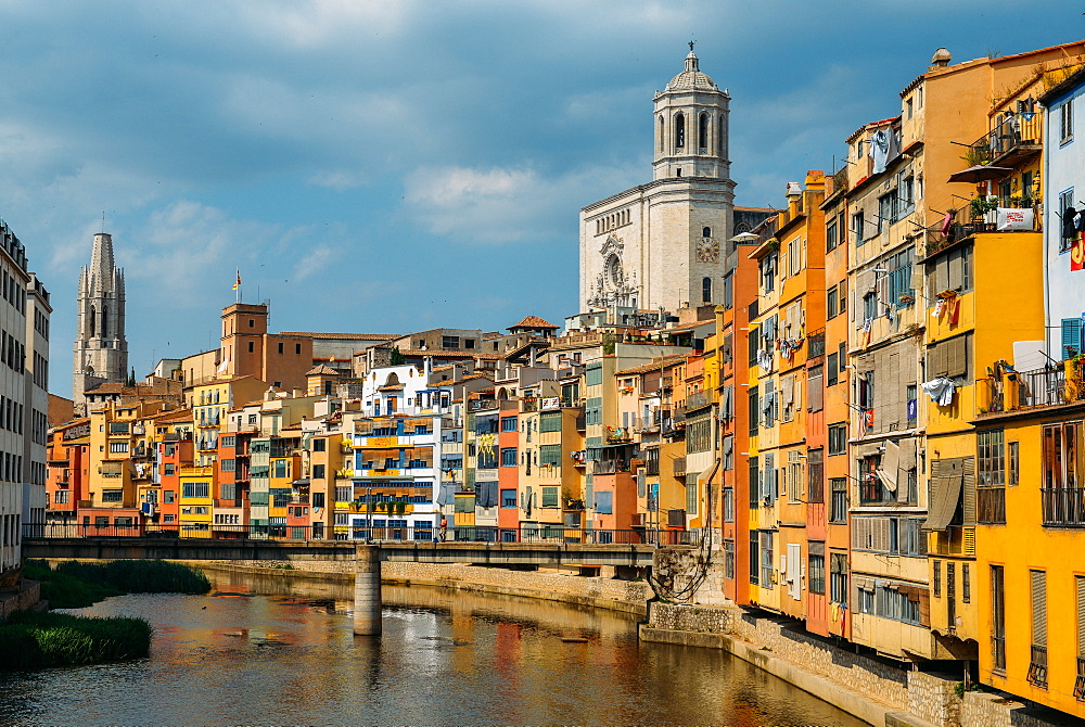 Colourful houses on the embankment of the River Onyar in historic centre with Girona's Cathedral in the background on right, Girona, Catalonia, Spain, Europe