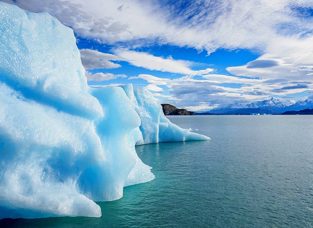 Iceberg on Lake Argentino, Los Glaciares National Park, UNESCO World Heritage Site, Santa Cruz Province, Patagonia, Argentina, South America