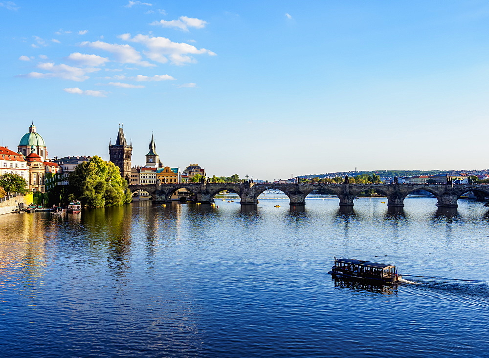 Charles Bridge and Vltava River, Prague, UNESCO World Heritage Site, Bohemia Region, Czech Republic, Europe