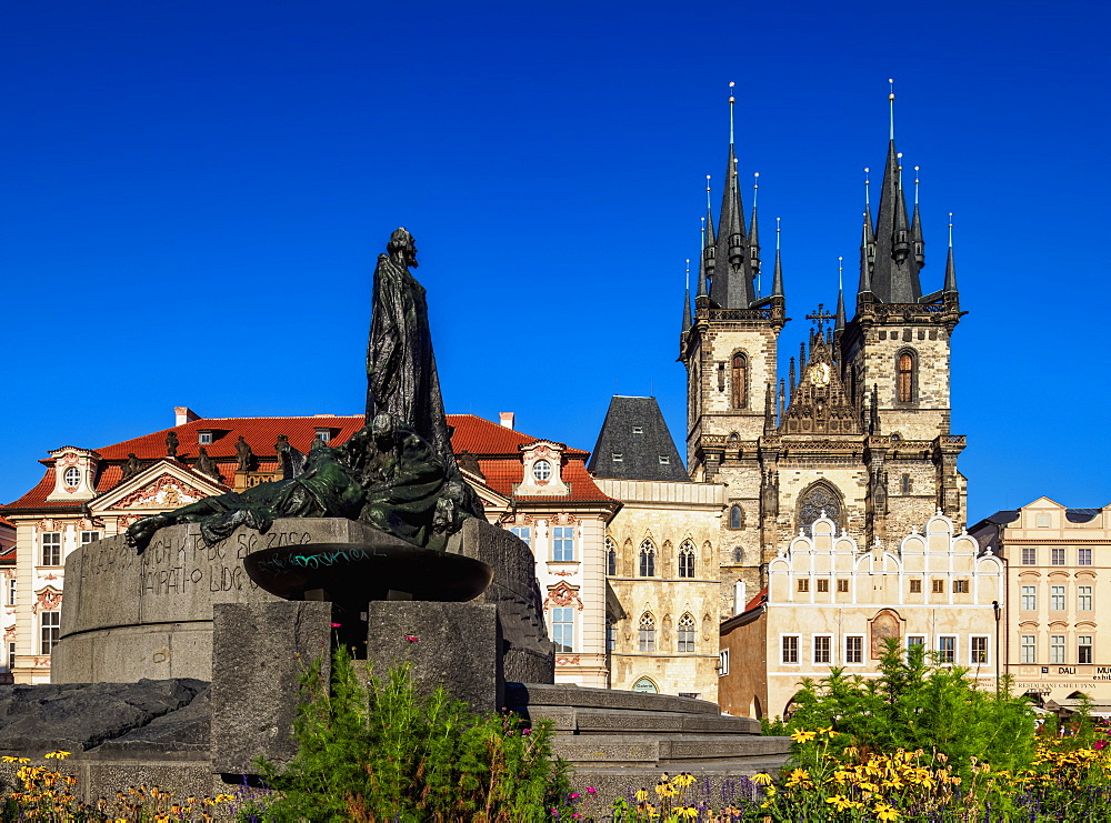 Jan Hus Monument and Church of Our Lady before Tyn, Old Town Square, Prague, UNESCO World Heritage Site, Bohemia Region, Czech Republic, Europe