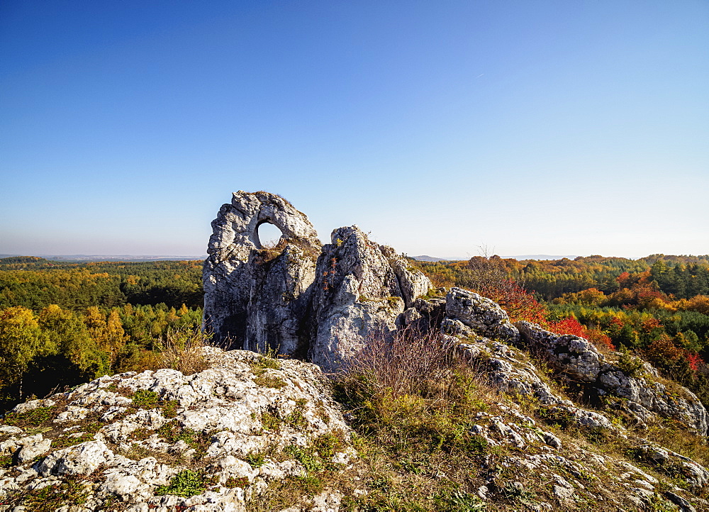 Okiennik Wielki (Window Rock), Piaseczno, Krakow-Czestochowa Upland (Polish Jurassic Highland), Silesian Voivodeship, Poland, Europe