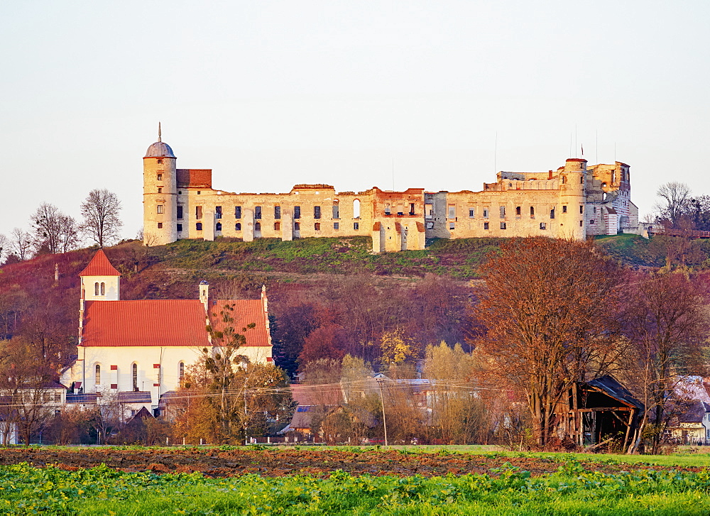 View towards the Church of St. Stanislaus and St. Margaret and the castle, Janowiec, Lublin Voivodeship, Poland, Europe