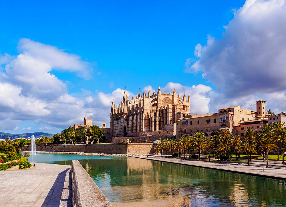 The Cathedral of Santa Maria of Palm or La Seu, Palma de Mallorca, Mallorca (Majorca), Balearic Islands, Spain, Mediterranean, Europe