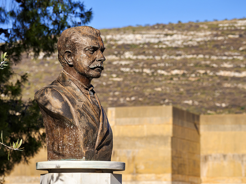 Statue of Minos Kalokairinos at the Palace of Minos, Knossos, Heraklion Region, Crete, Greek Islands, Greece, Europe