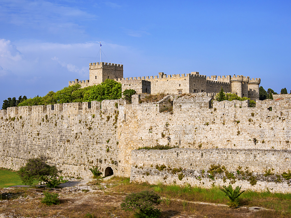 Defensive Wall and Palace of the Grand Master of the Knights of Rhodes, UNESCO World Heritage Site, Medieval Old Town, Rhodes City, Rhodes Island, Dodecanese, Greek Islands, Greece, Europe