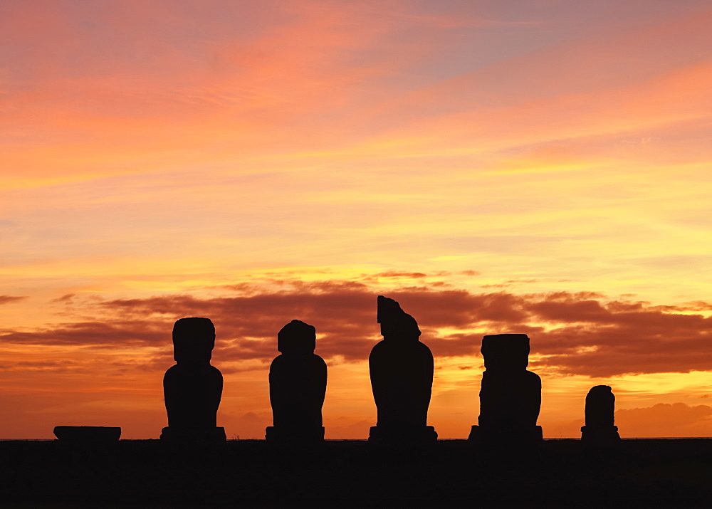 Moais in Ahu Vai Uri at sunset, Tahai Archaeological Complex, Rapa Nui National Park, UNESCO World Heritage Site, Easter Island, Chile, South America