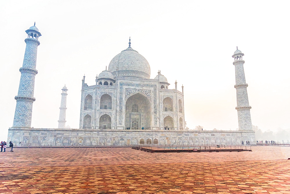 Sun rises behind the Taj Mahal, UNESCO World Heritage Site, Agra, Uttar Pradesh, India, Asia