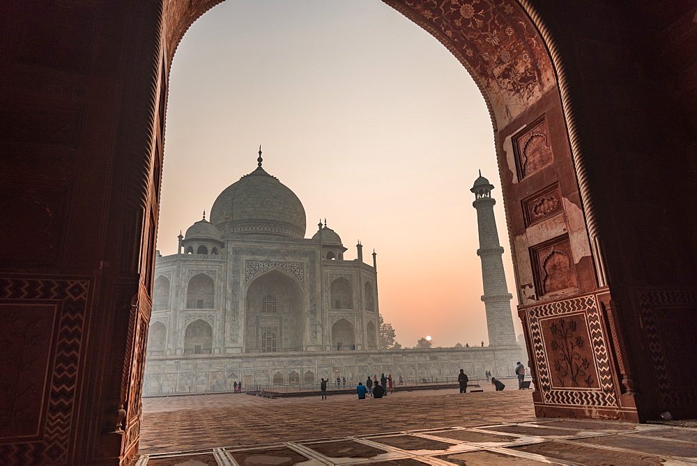 Sun rises behind the Taj Mahal, UNESCO World Heritage Site, Agra, Uttar Pradesh, India, Asia