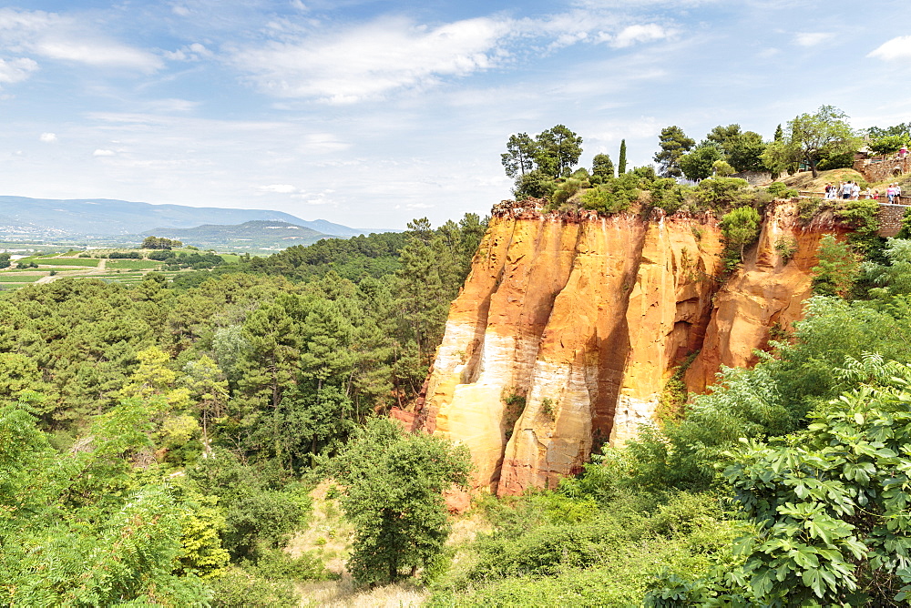 Tourists entering the Ochre trail and view of the ochre quarry, Roussillon, Vaucluse, Provence-Alpes-Cote d'Azur, France, Europe