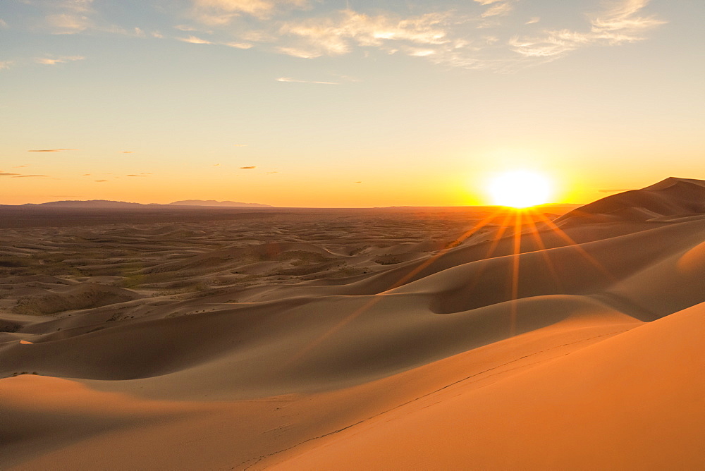 Sunset on Khongor sand dunes in Gobi Gurvan Saikhan National Park, Sevrei district, South Gobi province, Mongolia, Central Asia, Asia