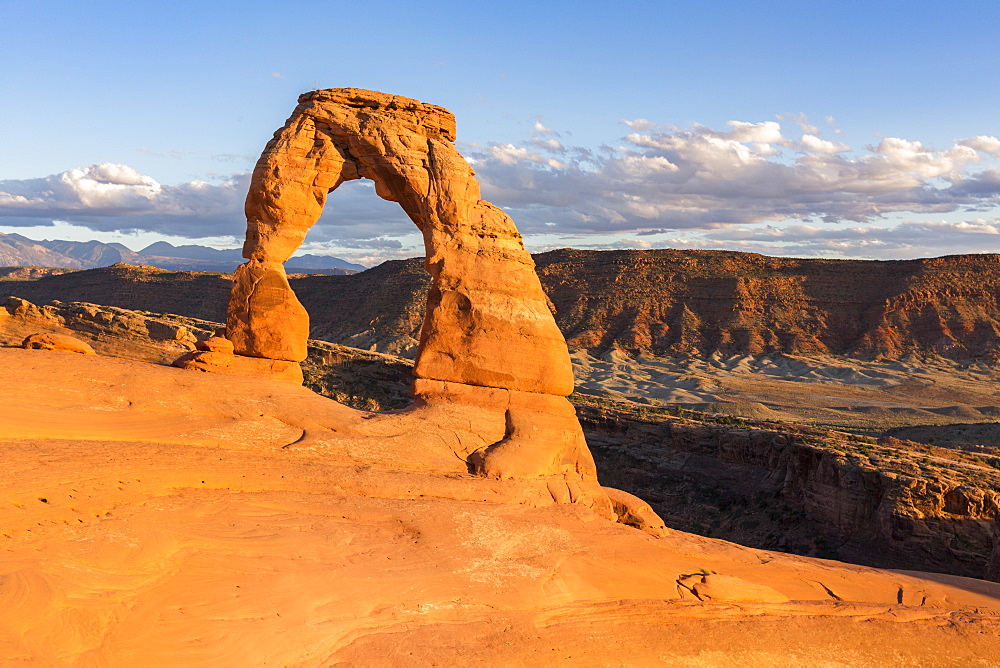 Delicate Arch at golden hour, Arches National Park, Moab, Grand County, Utah, United States of America, North America